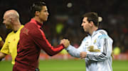 Cristiano Ronaldo et Lionel Messi lors d'un match amical en 2016. L'une des plus grandes rivalités de l'histoire du football.