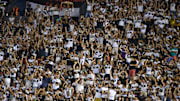 Torcedores do Club Olimpia, do Paraguai, soltaram fogos de artifício próximos ao hotel do Flamengo às vésperas da decisão da Libertadores. Confira. 