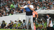 Juan Reynoso dirigiendo a Cruz Azul