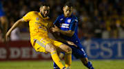 André Pierre Gignac y el Cata pelean un balón en juego entre Tigres y Cruz Azul.