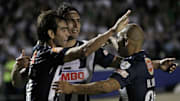 El argentino César Delgado, Aldo De Nigris y el chileno Humberto Suazo celebrando un tanto de Rayados.