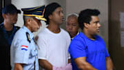 Ronaldinho es esposado por la policía