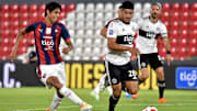 El futbolista Alexis Duarte pelea un balón ante un rival.