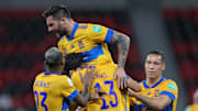 Jugadores de Tigres UANL celebran un gol.