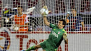 Marcelo Barovero le ataja el penal a Emmanuel Gigliotti en la Copa Sudamericana 2014.