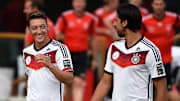 Mesut Özil y Sami Khedira con la selección alemana