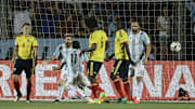 Colombianos e argentinos - ex-sedes da Copa América - se enfrentam esta noite