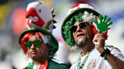 Aficionados aztecas alientan al Tricolor.