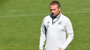 Wie wird seine Laune nach dem Island-Spiel sein? Bundestrainer Hansi Flick