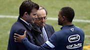 Patrice Evra et Noël Le Graët (au fond) ne sont clairement pas les meilleurs amis du monde