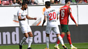 Kerem Demirbay (l.) bejubelt das 2:0 für Leverkusen.