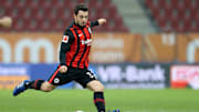 Im Einsatz für die SGE erhält Amin Younes ein Sonderlob vom Coach