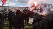 Augsburg-Fans vor dem wichtigen Spiel gegen Bremen am 33. Spieltag.