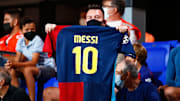Un señor mostrando una camiseta de Messi