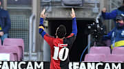 FC Barcelona v C.A. Osasuna - Lionel Messi le dedica su gol a Maradona.
