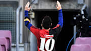 L'hommage de Lionel Messi, arborant la tunique de Maradona lors de son passage aux Newell's Old boys. 