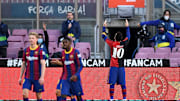 El Barcelona goleó con homenaje a Maradona