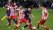 Messi se escapa de Saúl y Giménez