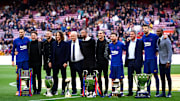 El Barcelona posa con los títulos del sextete