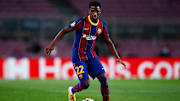 Ansu Fati en UEFA Champions League con la pelota en el pie