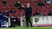 Koeman dirigiendo al Barça en la Champions League