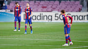 Bedröppelt stehen sie da, die Barça-Stars um Busquets, Piqué und Griezmann