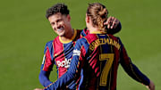 Griezmann y Coutinho abrazándose en un partido contra Osasuna