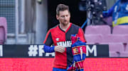 Messi mostró una camisa de Newell's con el 10 luego de anotar un gol.