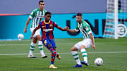 Ansu Fati es marcado po jugadores del Betis