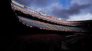 Düstere Wolken türmen sich über dem Nou Camp auf