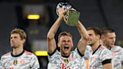 Stemmte am Dienstag den ersten Titel der Saison in die Höhe: Joshua Kimmich