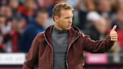 Daumen hoch - vor dem Kracher gegen RB Leipzig unter anderem für Thomas Müller