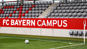 Wegen rassistischer Kommentare im Whatsapp-Chat muss sich ein FCB-Jugendcoach vor Gericht verantworten
