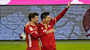 Thomas Müller (l.) mit Robert Lewandowski.