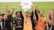 Alexander Nübel feiert die Meisterschale
