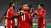 Teamkollegen gratulieren Süle zum Treffer