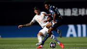 Marley Aké face au Bayern Munich. 