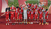 Manuel Neuer stemmt den Klub-WM-Pokal in die Höhe.