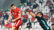 FC Bayern Muenchen v Tigres UANL - FIFA Club World Cup Qatar 2020 - Guzmán y Lewandowski disputan la pelota.