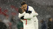 L'abbraccio tra Mbappe e Neymar