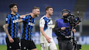 Bastoni e Skriniar festeggiano il successo contro l'Atalanta