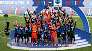 L'Inter alza al cielo lo scudetto 