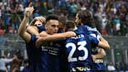 L'abbraccio dell'Inter dopo il gol di Lautaro 