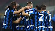 L'Inter festeggia il 2-0 di Barella contro la Juventus 