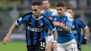 Lautaro Martinez et Giovanni Di  Lorenzo lors de la demi-finale aller de la Coppa Italia. 