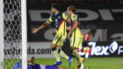Jugadores de América celebran un gol conseguido.