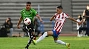 Jugadores de Chivas del Guadalajara y de FC Juárez pelean un balón.