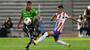 Uriel Antuna pelea un balón ante un jugador de FC Juárez.