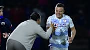 El técnico peruano Juan Reynoso felicita al uruguayo Jonathan Rodríguez tras su gol.