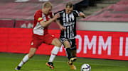 Rasmus Kristensen (l.) versucht Thomas Goiginger zu stoppen